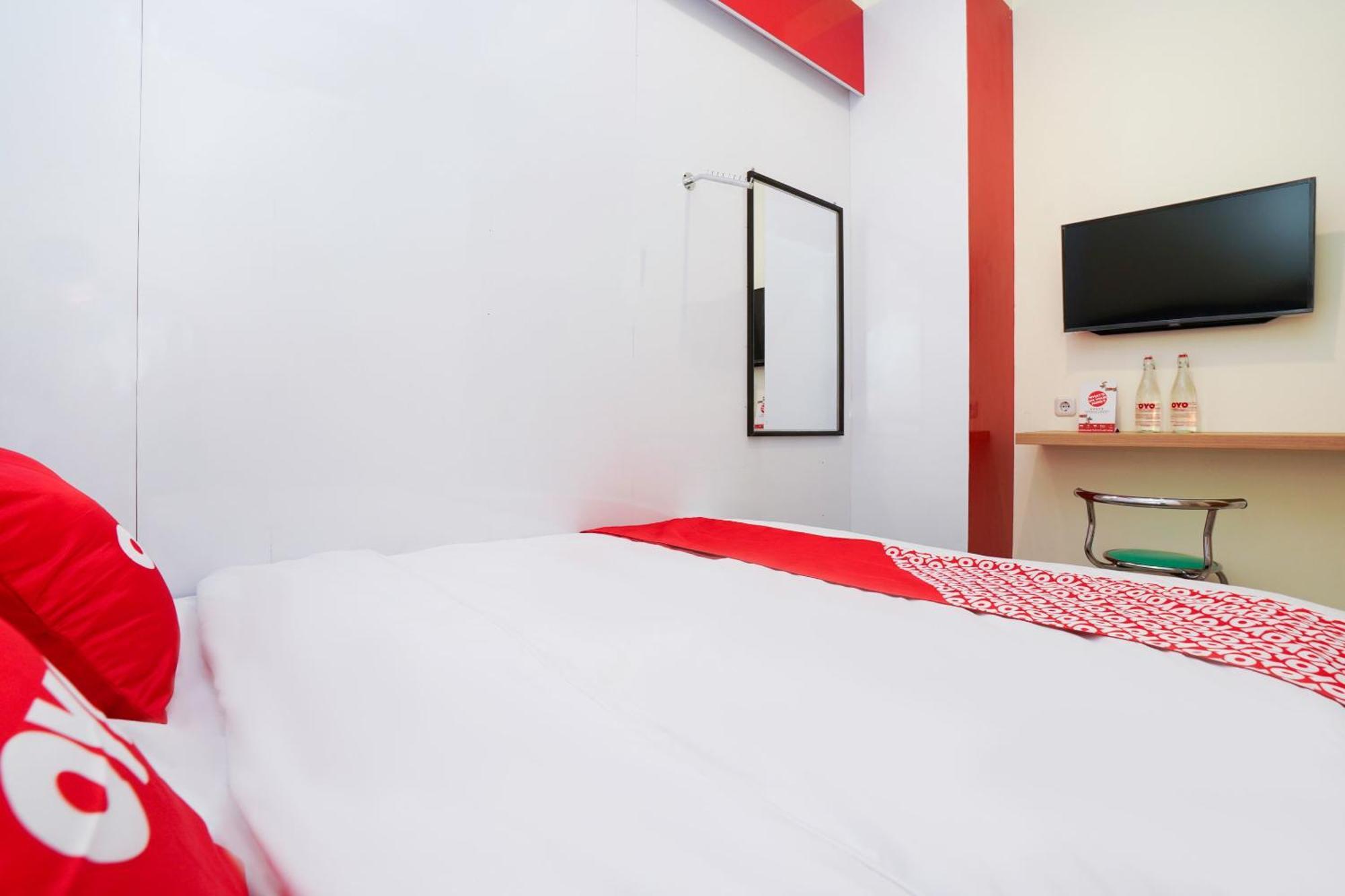 Super Oyo Flagship 3688 Pot Art Hotel Surabaya Exterior photo