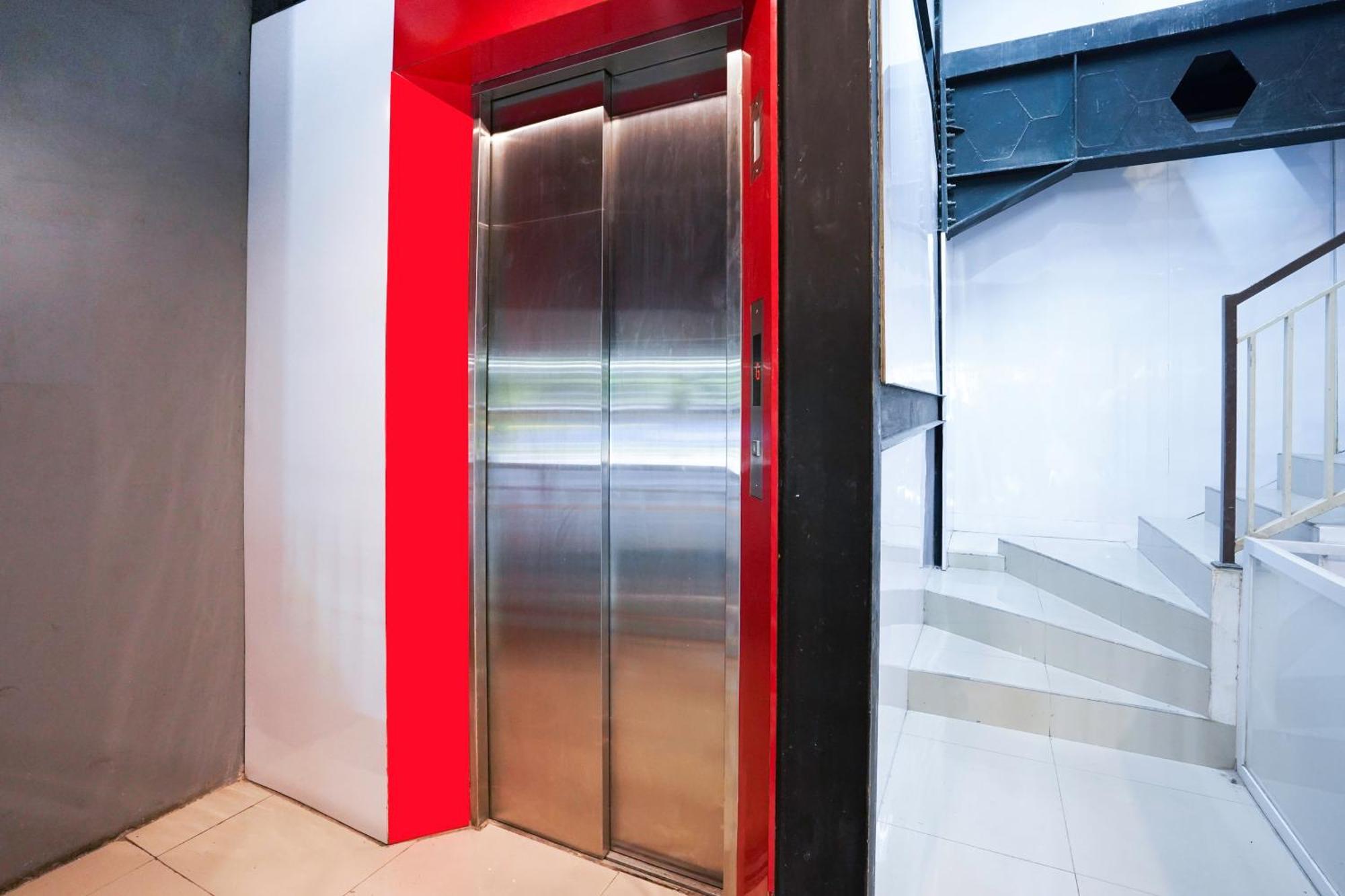 Super Oyo Flagship 3688 Pot Art Hotel Surabaya Exterior photo